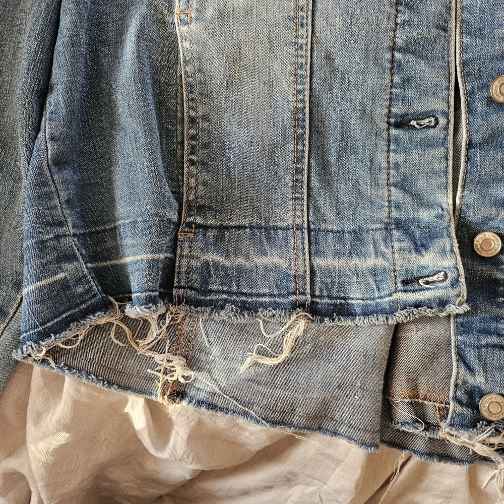 KENSIE distressed jean jacket size MED - Picture 3 of 6